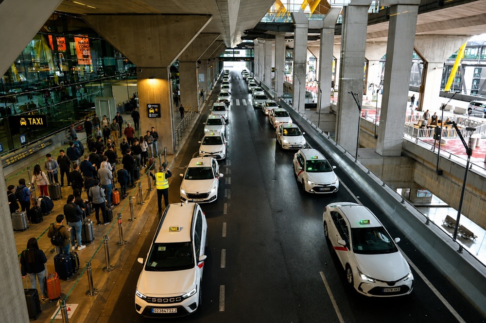 Taxi Line at Madrid Airport Terminal 4 Crubside